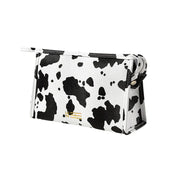 Borsa a tracolla in ecopelle bianca e nera con stampa mucca, design moderno, chiusura a zip, accessorio moda donna, stile casual chic.