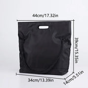 Borsa nera in nylon con manici a corda, dimensioni 44x39x14 cm, design elegante e moderno, ideale per shopping e uso quotidiano.