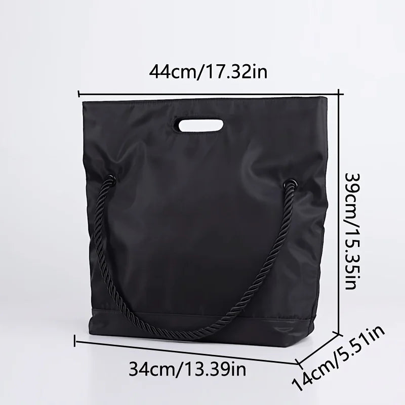 Borsa nera in nylon con manici a corda, dimensioni 44x39x14 cm, design elegante e moderno, ideale per shopping e uso quotidiano.