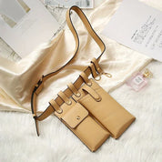 Cintura in pelle beige con doppia tasca, design elegante su sfondo di tessuto bianco, ideale per moda femminile e accessori di tendenza.