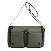 Borsa a tracolla verde militare con tasche multiple, cerniere nere e scritta "We Power". Design moderno, ideale per uomo e donna.