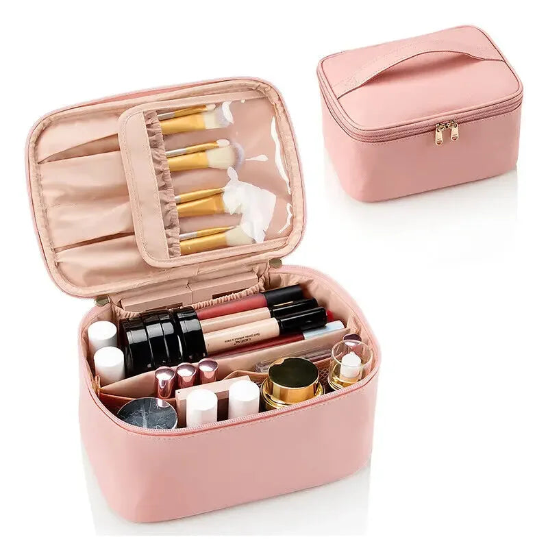 Astuccio trucco rosa con scomparti, pennelli e cosmetici. Organizer da viaggio per make-up, borsa cosmetica compatta e portatile.