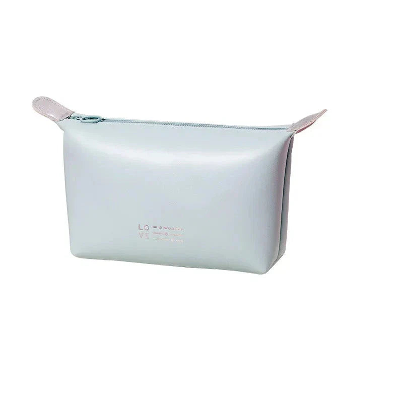 Astuccio da viaggio in pelle sintetica azzurra con cerniera, design minimalista, ideale per cosmetici e accessori. Perfetto per organizzazione.