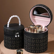 Scatola porta trucchi in tessuto nero con manico di perle, specchio interno e contenitori cosmetici dorati. Elegante organizer per cosmetici.