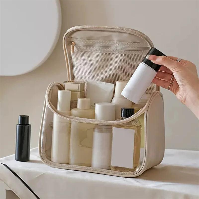 Borsa da toilette beige con flaconi cosmetici, organizzatore da viaggio, tasche trasparenti, design compatto, ideale per prodotti di bellezza e cura personale.