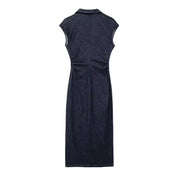 Abito lungo in denim blu scuro senza maniche, design elegante e moderno, perfetto per occasioni casual e formali. Vestito donna moda 2023.