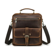 Borsa a tracolla in pelle marrone vintage, con tasca frontale e cerniera, manico superiore e tracolla regolabile. Elegante e funzionale per uomo.