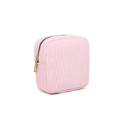 Astuccio quadrato rosa in tessuto a coste con cerniera dorata, ideale per cosmetici o accessori. Design elegante e pratico per l'uso quotidiano.