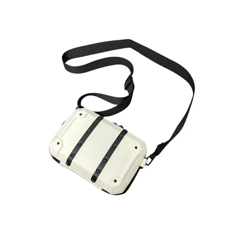 Borsa a tracolla bianca con cinghie nere, design moderno e minimalista, ideale per moda urbana e casual. Accessorio unisex versatile e pratico.