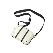 Borsa a tracolla bianca con cinturini neri, design moderno e minimalista, ideale per moda urbana e casual. Accessorio unisex versatile e trendy.