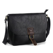 Borsa a tracolla in pelle nera con fibbia marrone, design elegante e spazioso, ideale per uomo e donna. Accessorio moda versatile e resistente.