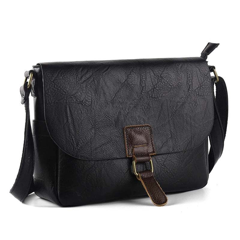 Borsa a tracolla in pelle nera con fibbia marrone, design elegante e spazioso, ideale per uomo e donna. Accessorio moda versatile e resistente.