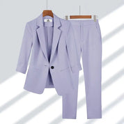 Completo donna elegante color lavanda, giacca monopetto e pantaloni abbinati. Moda femminile, abbigliamento formale, tendenza 2023.