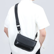 Borsa a tracolla in pelle nera indossata su camicia bianca, design elegante e moderno, accessorio moda uomo, ideale per uso quotidiano.