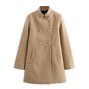 Cappotto donna beige, doppio petto, elegante, invernale, con bottoni decorativi, tasche laterali, moda femminile, abbigliamento caldo.