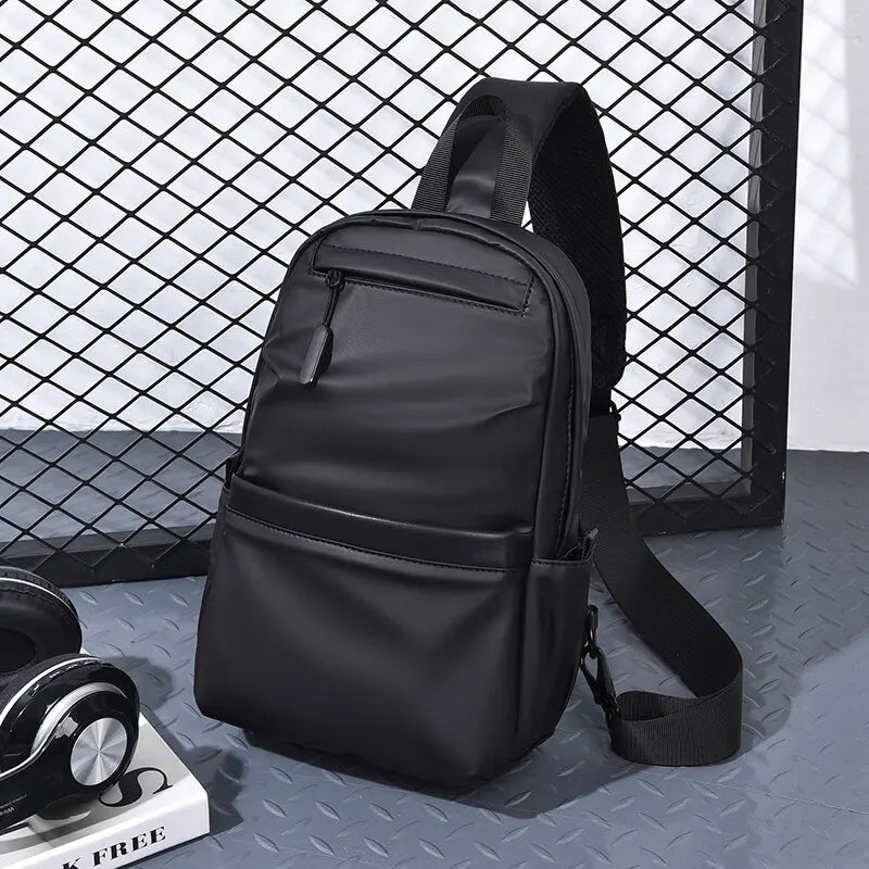 Zaino nero impermeabile, design moderno, con tasche multiple, ideale per laptop e viaggi. Accessorio unisex, perfetto per scuola e lavoro.