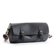 Borsa a tracolla in pelle nera, design elegante con fibbie in metallo, ideale per uomo e donna, accessorio moda versatile e di tendenza.