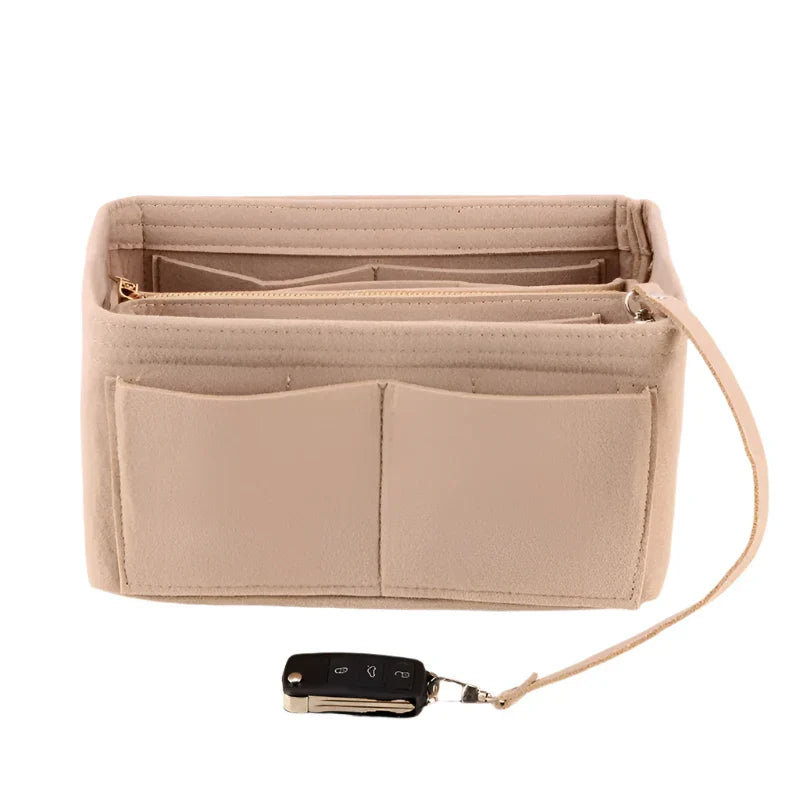 Organizzatore borsa beige in feltro con tasche multiple e cerniera, accessorio auto incluso. Ideale per borse grandi, pratico e versatile.
