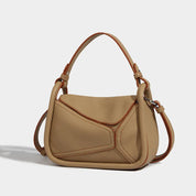 Borsa a tracolla in pelle beige, design geometrico, manico regolabile, stile elegante e moderno, accessorio moda donna.