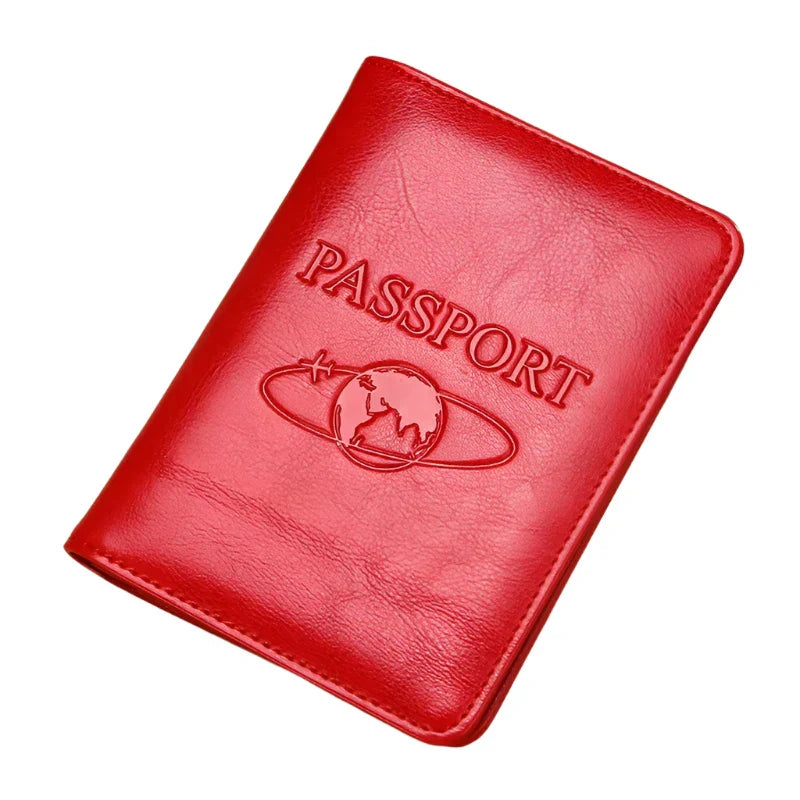Custodia passaporto in pelle rossa con incisione globo e aereo, accessorio viaggio elegante e protettivo, ideale per documenti internazionali.