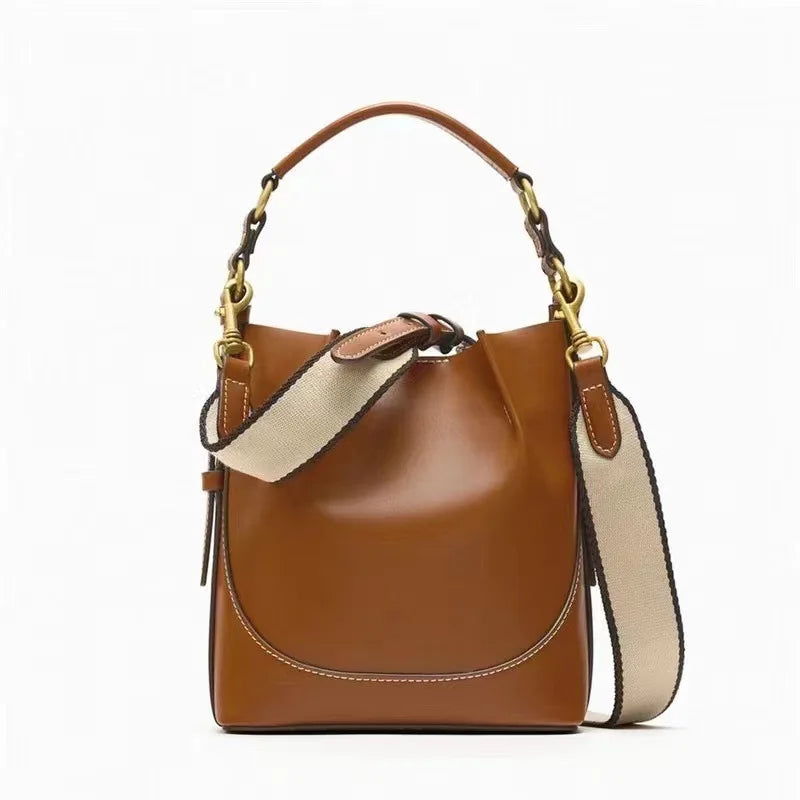 Borsa a tracolla in pelle marrone con manico e tracolla regolabile in tessuto beige, design elegante e moderno, accessorio moda donna.