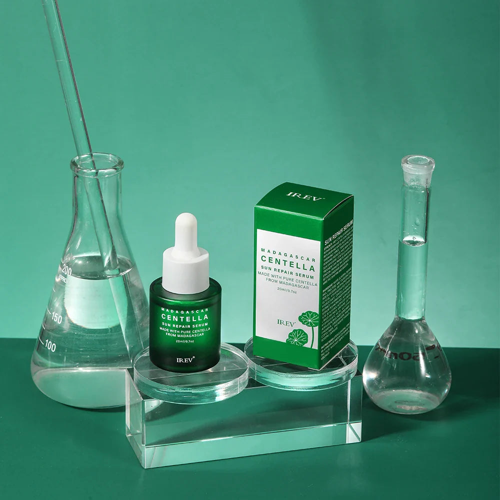 Siero viso IRÉN Skin Centella su supporto trasparente, confezione verde, beuta e cilindro graduato su sfondo verde. Skincare coreana, idratante.