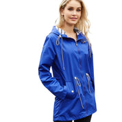 Giacca impermeabile donna blu con cappuccio, cerniera frontale e tasche. Moda casual, ideale per pioggia e outdoor. Disponibile in varie taglie.