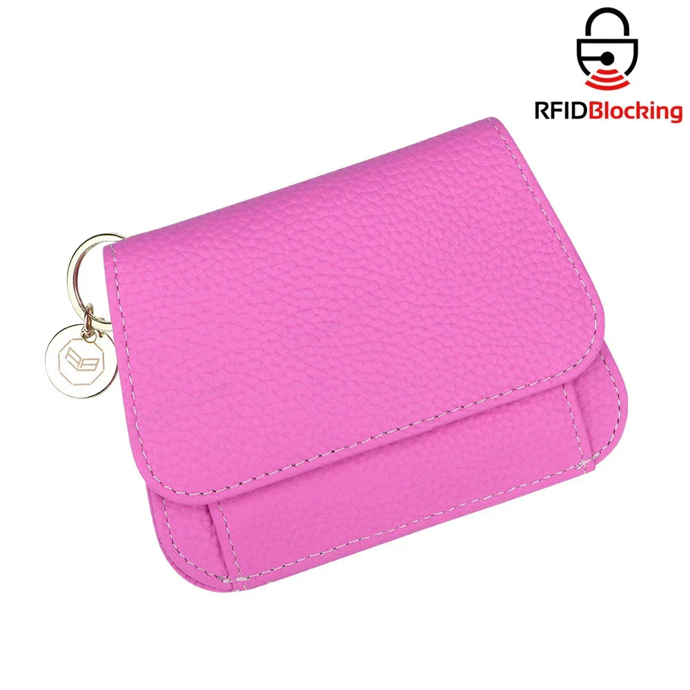 Portafoglio donna in pelle rosa con protezione RFID, chiusura a bottone, design compatto, ideale per carte di credito e monete.