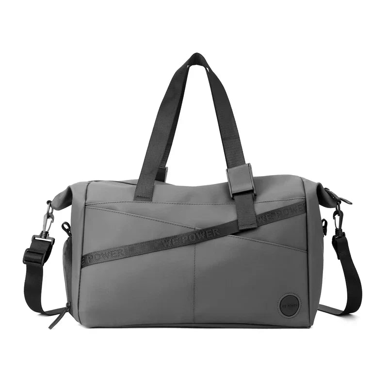 Borsone da viaggio grigio, design moderno, con manici e tracolla regolabile. Ideale per palestra e weekend. Tasche laterali con zip.