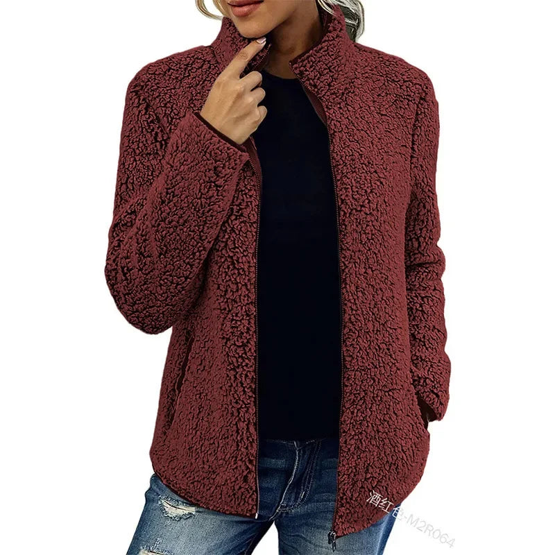 Giacca in pile donna rosso borgogna, design casual, chiusura zip, ideale per autunno e inverno. Stile moderno, tessuto caldo e confortevole.