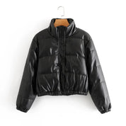 Giacca invernale donna nera, imbottita, corta, con chiusura a bottoni e colletto alto. Elegante e calda, perfetta per la stagione fredda.