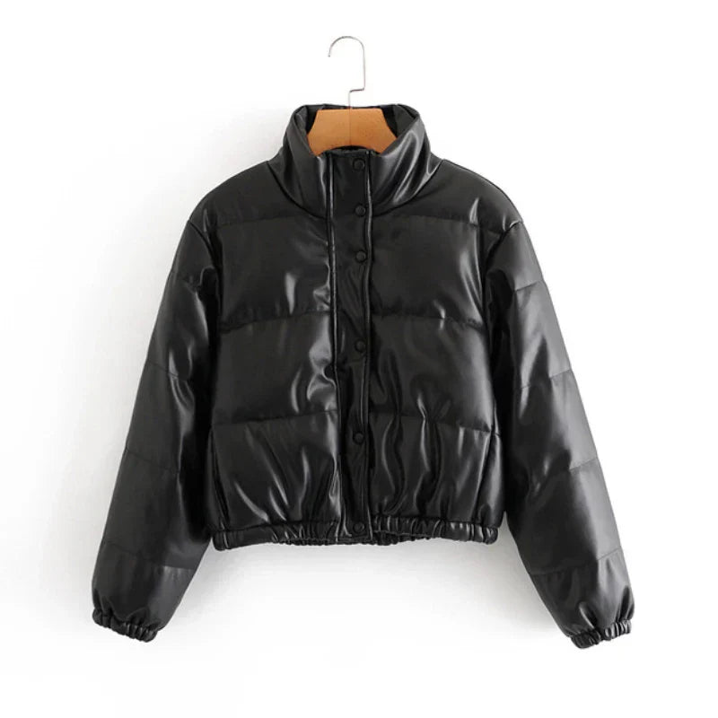 Giacca invernale donna nera, imbottita, corta, con chiusura a bottoni e colletto alto. Elegante e calda, perfetta per la stagione fredda.