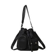 Zaino a secchiello nero in nylon con tasche multiple, chiusura a coulisse e tracolla regolabile. Design moderno e funzionale per uso quotidiano.