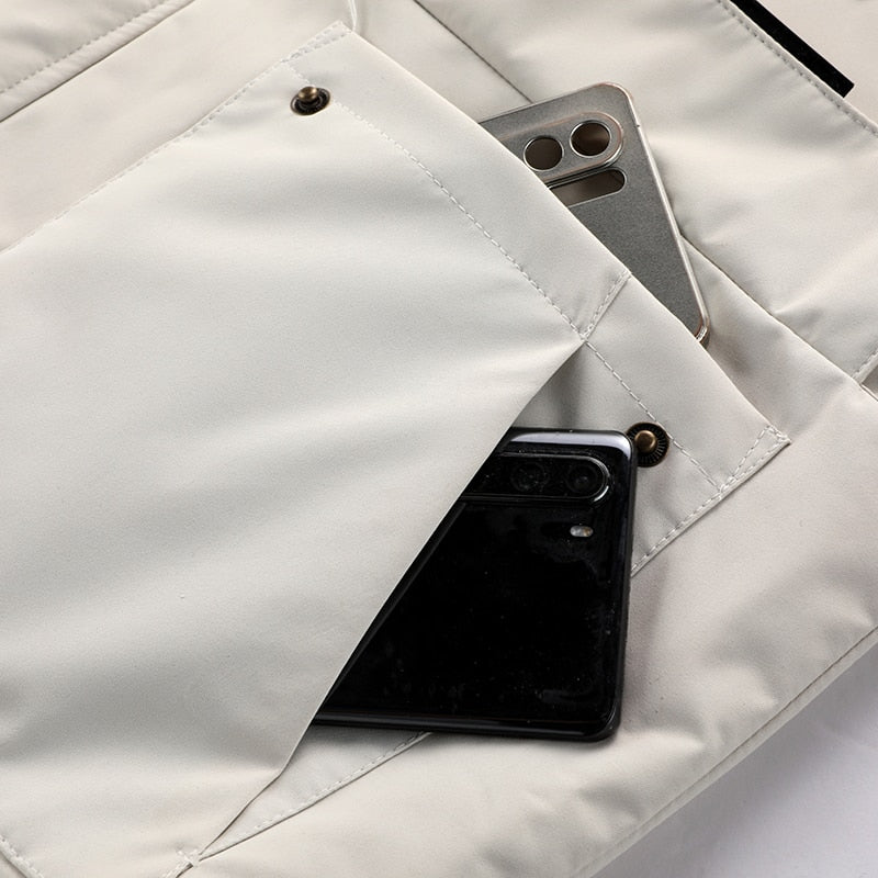 Tasca giacca beige con smartphone e portafoglio, design elegante e funzionale, moda uomo, accessori pratici, abbigliamento casual.