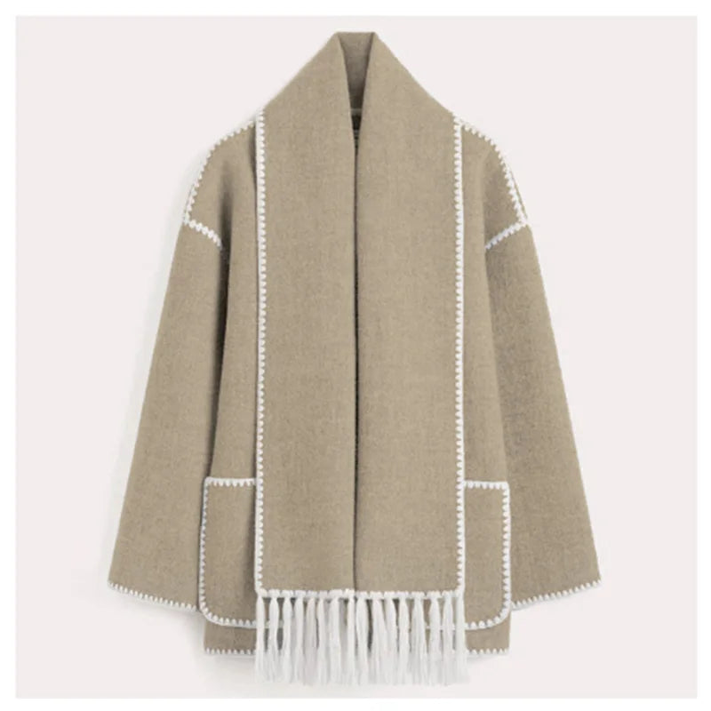 Cappotto beige in lana con frange bianche, design elegante, cuciture a contrasto, moda autunno inverno, abbigliamento donna di tendenza.