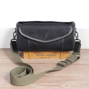 Borsa a tracolla in pelle nera con tracolla regolabile verde, design elegante e pratico, ideale per uomo e donna, perfetta per uso quotidiano.