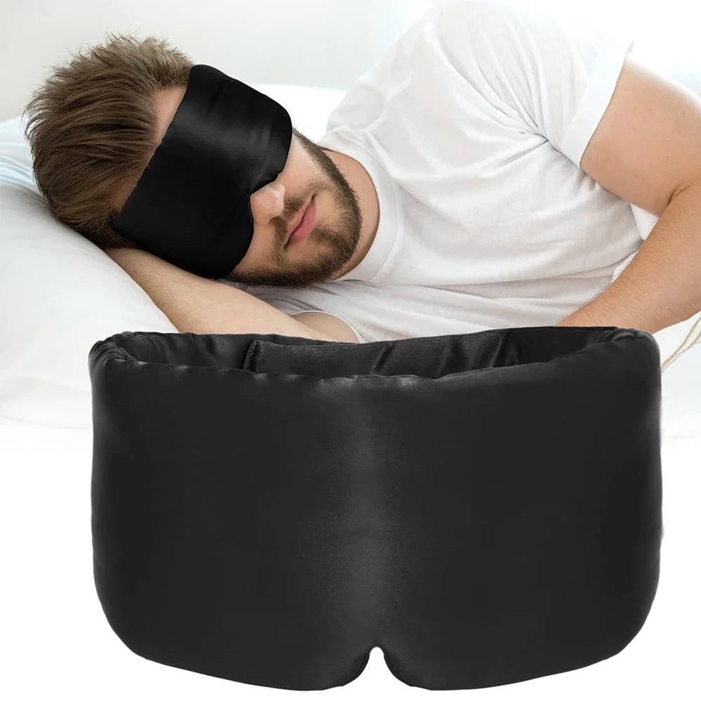 Uomo che dorme con maschera per dormire in seta nera, cuscino bianco. Mascherina notte, accessorio relax, sonno profondo, comfort.