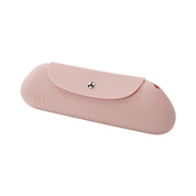 Custodia occhiali rosa in silicone, design elegante e moderno, chiusura a bottone, ideale per protezione e trasporto occhiali da sole o vista.