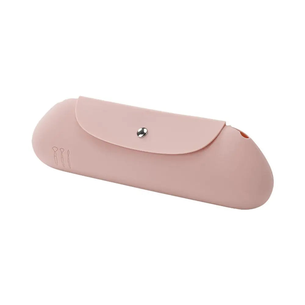 Custodia occhiali rosa in silicone, design elegante e compatto, chiusura a bottone, ideale per protezione e trasporto occhiali da sole o vista.