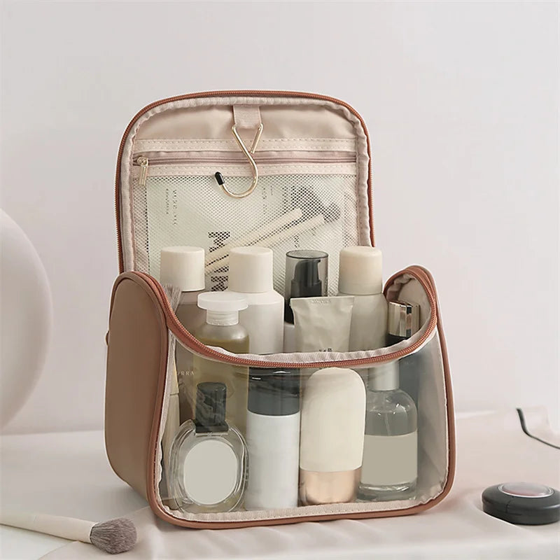 Borsa da toilette trasparente con prodotti cosmetici, pennelli e flaconi. Organizer da viaggio impermeabile, ideale per trucco e skincare.