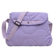 Borsa a tracolla imbottita viola chiaro, design moderno, chiusura a bottone, ideale per moda donna, accessori eleganti, shopping e viaggi.