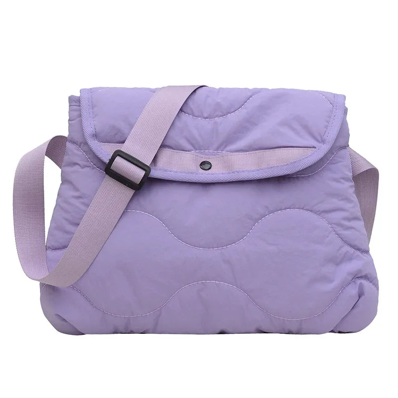 Borsa a tracolla imbottita viola chiaro, design moderno, chiusura a bottone, ideale per moda donna, accessori eleganti, shopping e viaggi.