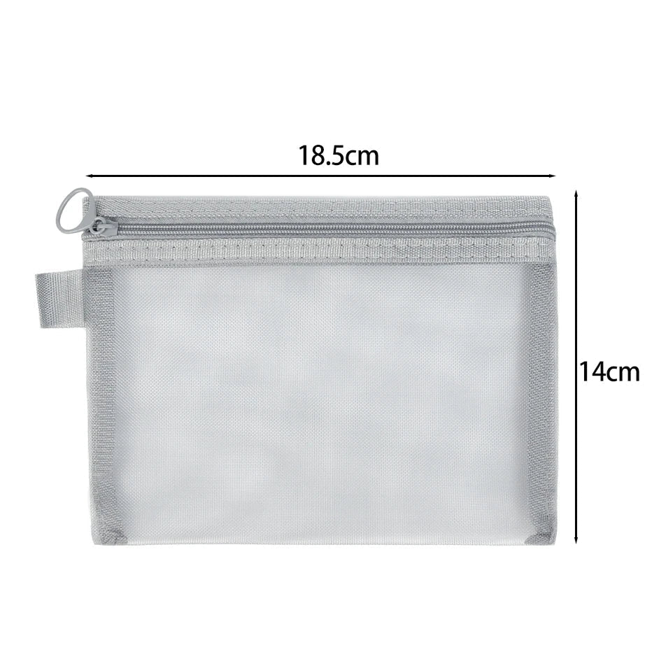 Busta trasparente con cerniera grigia, dimensioni 18,5x14 cm, ideale per organizzare documenti, articoli da viaggio, cancelleria.