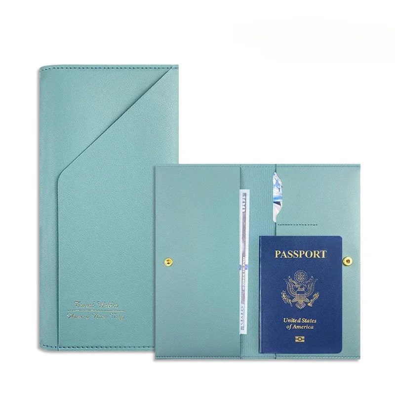 Portafoglio da viaggio in pelle verde acqua con passaporto USA, scomparti per carte e biglietti. Elegante e funzionale per viaggiatori.