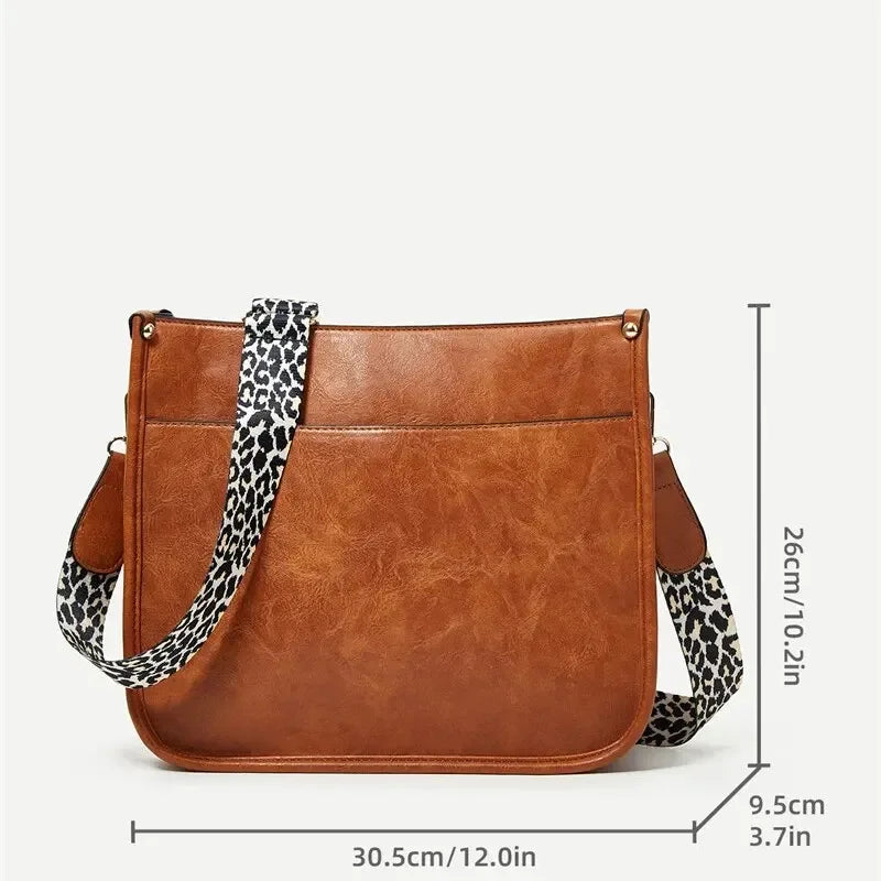 Borsa a tracolla in pelle marrone con tracolla leopardata, dimensioni 30,5x26x9,5 cm. Elegante e versatile, perfetta per ogni occasione.