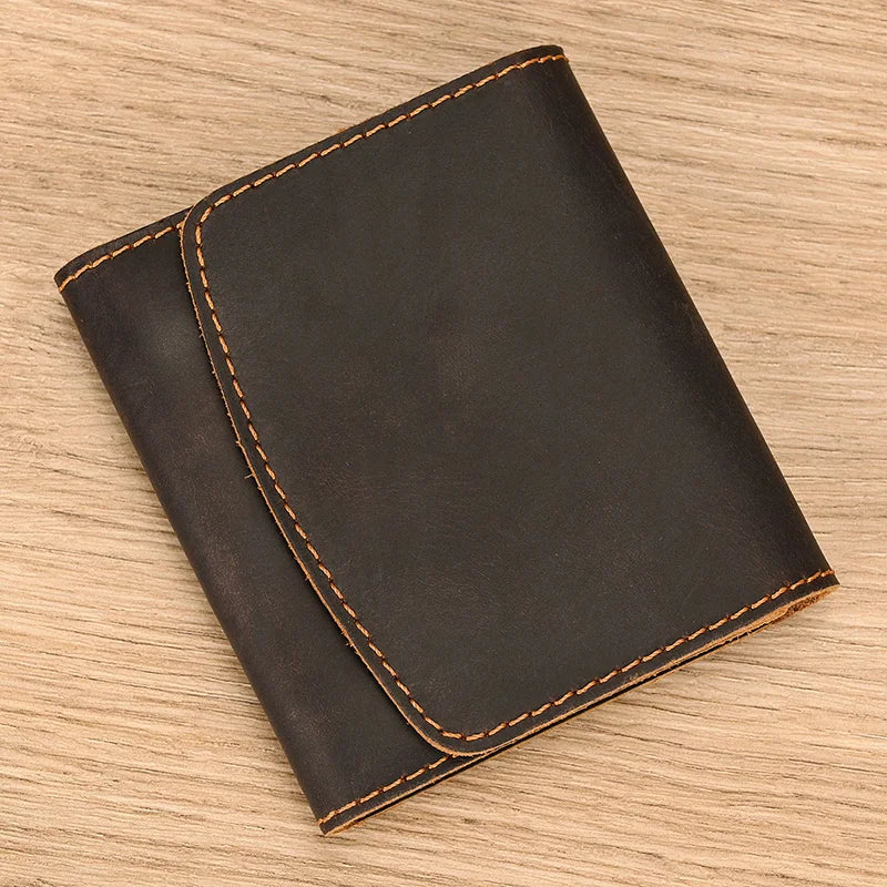 Portafoglio in pelle marrone scuro su sfondo in legno, cuciture a contrasto, design elegante e compatto, accessorio moda uomo di alta qualità.