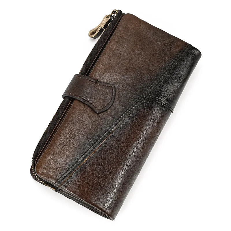 Portafoglio in pelle marrone scuro, design elegante con chiusura a zip e patta, accessorio moda uomo, alta qualità, stile classico e funzionale.