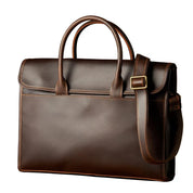 Elegante borsa ventiquattrore in pelle marrone con manici e tracolla regolabile, ideale per lavoro e ufficio. Design classico e raffinato.