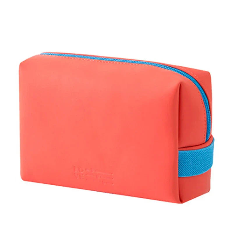 Astuccio da viaggio arancione con cerniera blu, design moderno, ideale per cosmetici e accessori. Compatto e resistente, perfetto per organizzare.