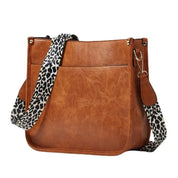 Borsa a tracolla in pelle marrone con cinturino leopardato, design elegante e spazioso, ideale per moda donna e accessori casual.